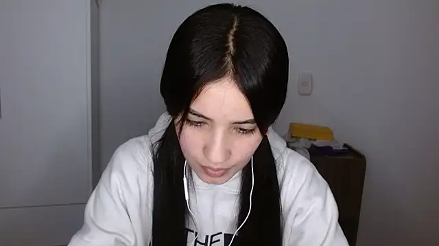 Snapshot of Lucy_engel chatting on 04/10/26, 12:49 Lucy engel online show from 04/10/26, 12:49