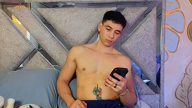 Snapshot of Tinocrow chatting on 03/20/26, 02:27 Tinocrow online show from 03/20/26, 02:27