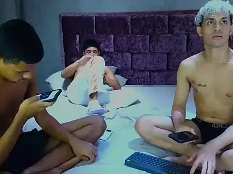 Snapshot of Wild_Squad chatting on 04/27/26, 12:52 Wild Squad online show from 04/27/26, 12:52