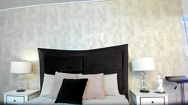 Snapshot of CynthiaMore chatting on 04/17/26, 01:03 CynthiaMore online show from 04/17/26, 01:03