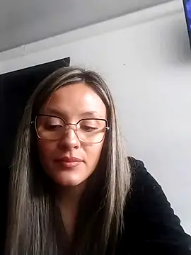 Snapshot of CynthiaMore chatting on 05/18/26, 04:13 CynthiaMore online show from 05/18/26, 04:13