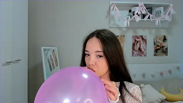 Snapshot of Milly_Lane chatting on 03/28/26, 03:28 Milly Lane online show from 03/28/26, 03:28