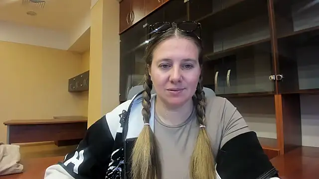 Snapshot of Nionelly chatting on 04/02/26, 09:07 Nionelly online show from 04/02/26, 09:07