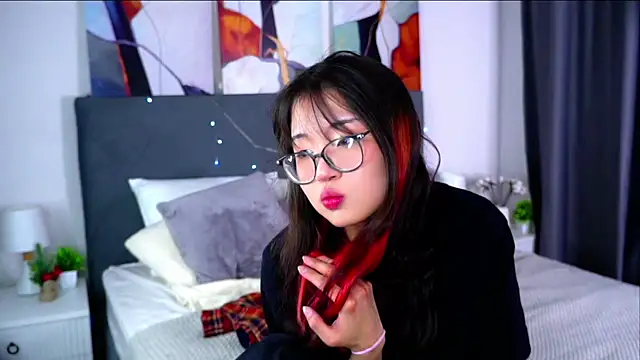 Snapshot of NelleMihalko chatting on 04/04/26, 12:24 NelleMihalko online show from 04/04/26, 12:24