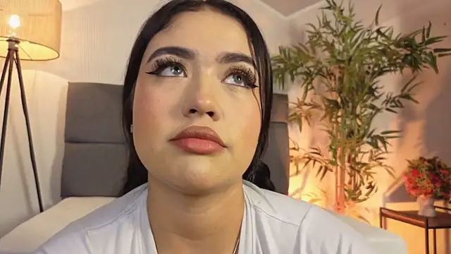 Snapshot of SweetiePie_3 chatting on 04/21/26, 01:50 SweetiePie 3 online show from 04/21/26, 01:50