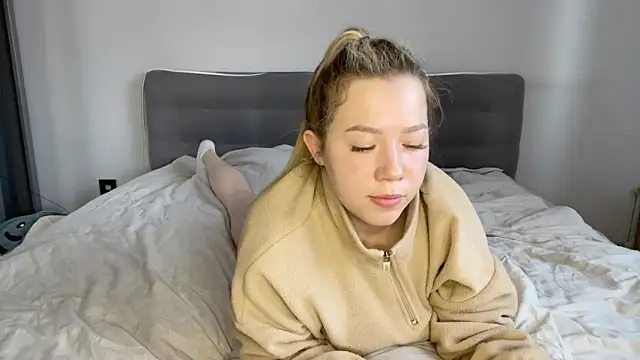 Snapshot of alyrasun chatting on 03/13/26, 06:20 alyrasun online show from 03/13/26, 06:20