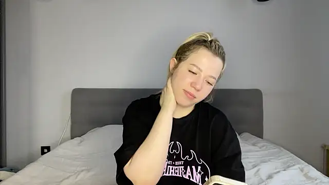 Snapshot of alyrasun chatting on 03/16/26, 06:17 alyrasun online show from 03/16/26, 06:17