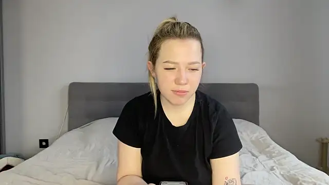 Snapshot of alyrasun chatting on 03/17/26, 06:39 alyrasun online show from 03/17/26, 06:39