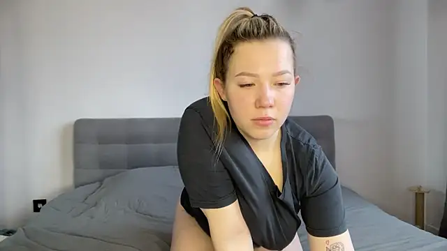 Snapshot of alyrasun chatting on 03/19/26, 06:17 alyrasun online show from 03/19/26, 06:17