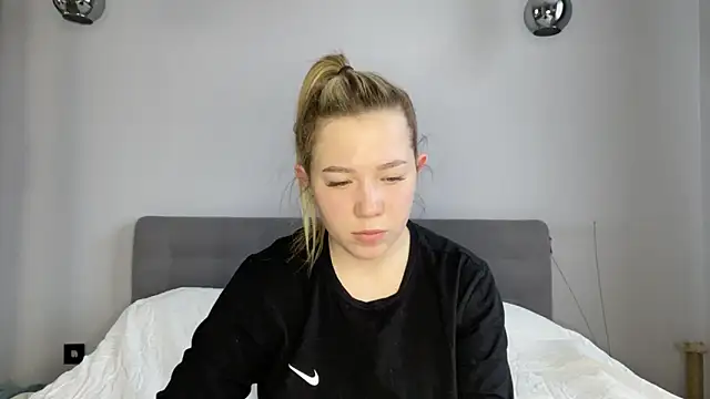 Snapshot of alyrasun chatting on 03/25/26, 06:08 alyrasun online show from 03/25/26, 06:08