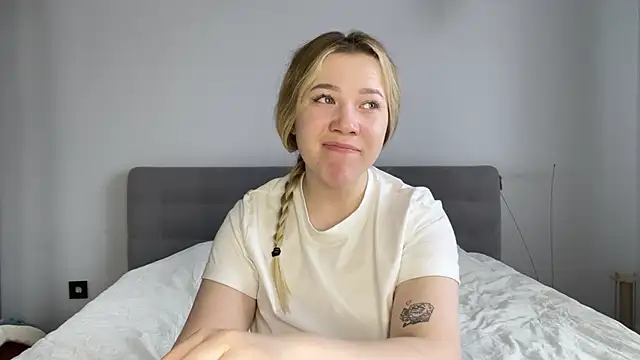 Snapshot of alyrasun chatting on 03/28/26, 06:13 alyrasun online show from 03/28/26, 06:13