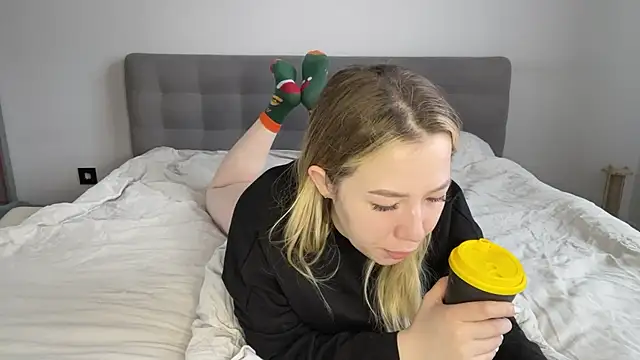 Snapshot of alyrasun chatting on 04/01/26, 06:25 alyrasun online show from 04/01/26, 06:25