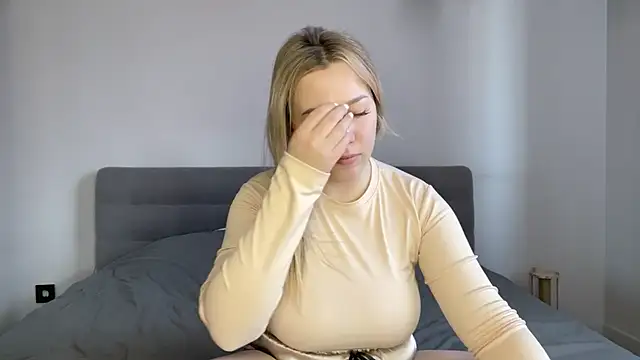 Snapshot of alyrasun chatting on 04/10/26, 06:29 alyrasun online show from 04/10/26, 06:29