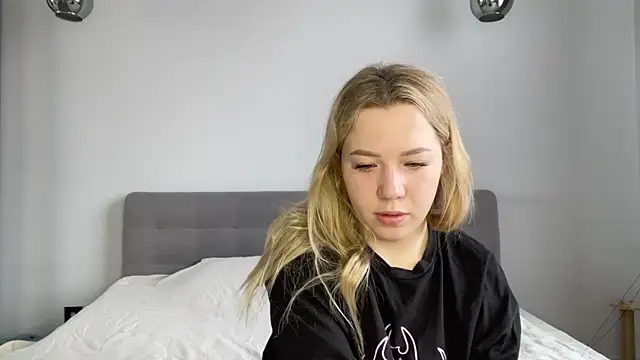 Snapshot of alyrasun chatting on 04/16/26, 06:25 alyrasun online show from 04/16/26, 06:25