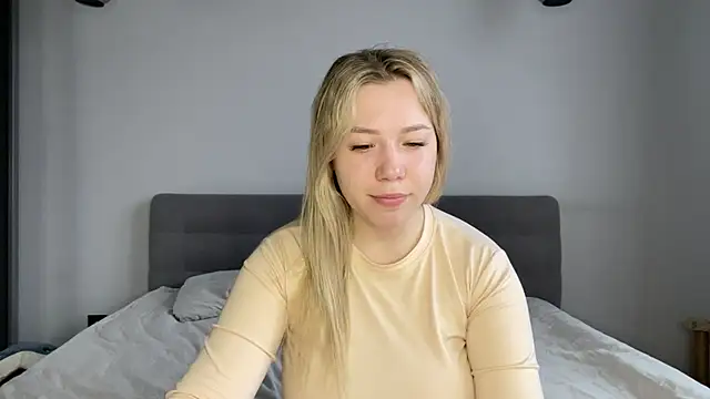 Snapshot of alyrasun chatting on 04/17/26, 06:27 alyrasun online show from 04/17/26, 06:27