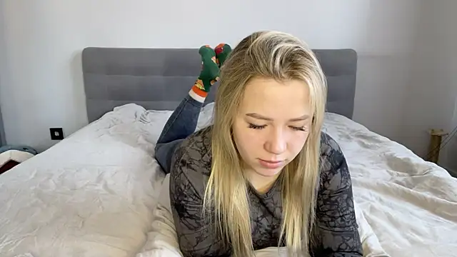 Snapshot of alyrasun chatting on 04/18/26, 07:12 alyrasun online show from 04/18/26, 07:12