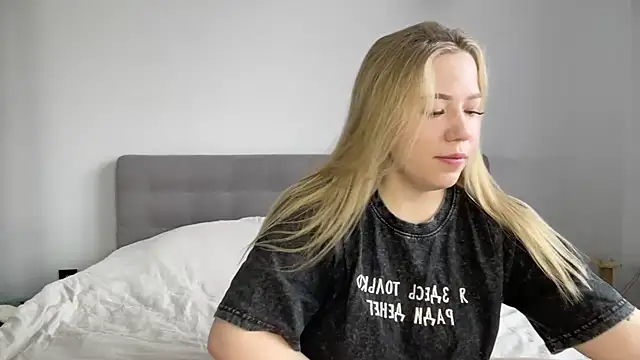 Snapshot of alyrasun chatting on 04/19/26, 07:07 alyrasun online show from 04/19/26, 07:07