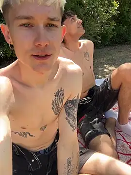 Snapshot of AlphaTwinks chatting on 04/04/26, 11:29 AlphaTwinks online show from 04/04/26, 11:29