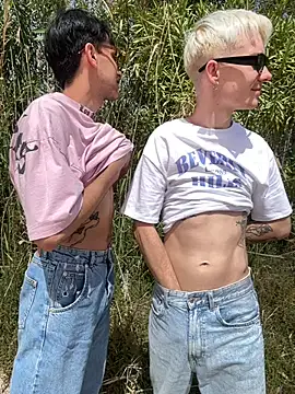 Snapshot of AlphaTwinks chatting on 04/07/26, 11:43 AlphaTwinks online show from 04/07/26, 11:43