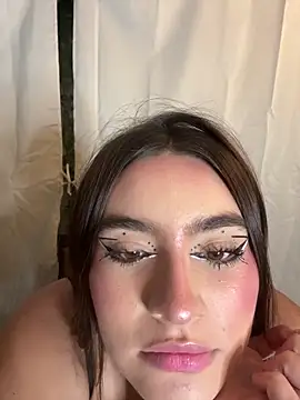 Snapshot of Issa_pinkk chatting on 03/17/26, 01:21 Issa pinkk online show from 03/17/26, 01:21