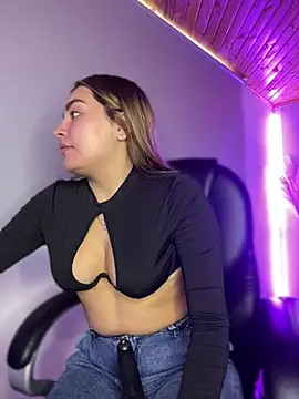 Snapshot of Issa_pinkk chatting on 04/20/26, 08:43 Issa pinkk online show from 04/20/26, 08:43