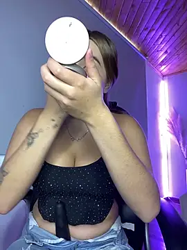 Snapshot of Issa_pinkk chatting on 04/21/26, 07:50 Issa pinkk online show from 04/21/26, 07:50