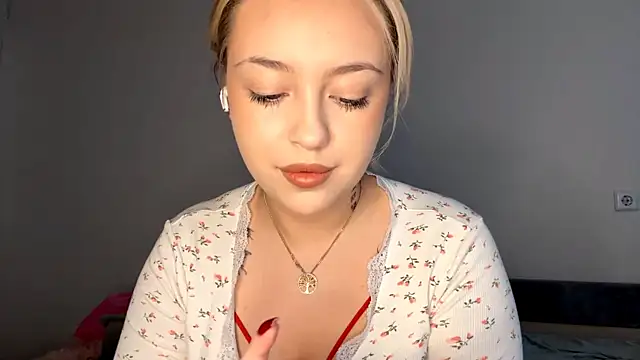 Snapshot of WonderedFlair chatting on 04/08/26, 06:35 WonderedFlair online show from 04/08/26, 06:35