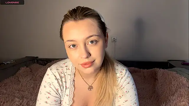 Snapshot of WonderedFlair chatting on 04/12/26, 07:35 WonderedFlair online show from 04/12/26, 07:35