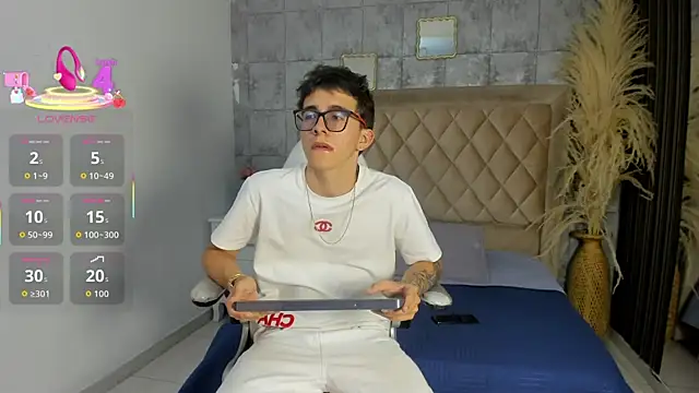 Snapshot of TylerCross_ chatting on 03/30/26, 08:32 TylerCross online show from 03/30/26, 08:32