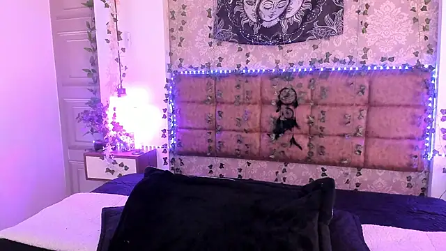 Snapshot of Vickmoon chatting on 04/19/26, 09:28 Vickmoon online show from 04/19/26, 09:28