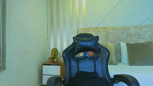 Snapshot of j_belle_ chatting on 04/02/26, 01:53 j belle online show from 04/02/26, 01:53