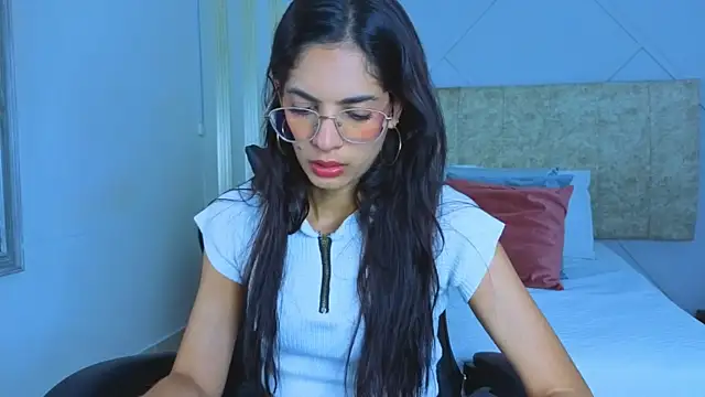 Snapshot of j_belle_ chatting on 04/25/26, 01:25 j belle online show from 04/25/26, 01:25