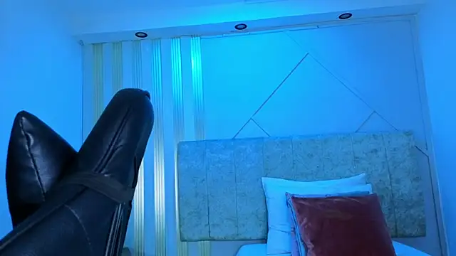 Snapshot of j_belle_ chatting on 04/26/26, 01:42 j belle online show from 04/26/26, 01:42