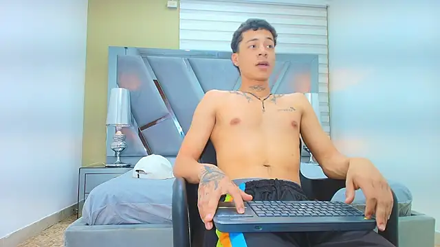 Snapshot of HENRY_GREEN2 chatting on 03/28/26, 07:35 HENRY GREEN2 online show from 03/28/26, 07:35