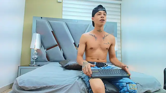 Snapshot of HENRY_GREEN2 chatting on 04/01/26, 07:33 HENRY GREEN2 online show from 04/01/26, 07:33