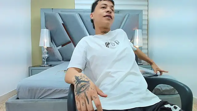 Snapshot of HENRY_GREEN2 chatting on 04/07/26, 07:25 HENRY GREEN2 online show from 04/07/26, 07:25