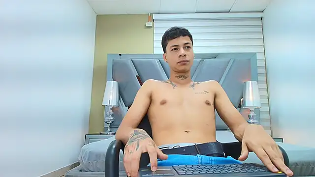 Snapshot of HENRY_GREEN2 chatting on 04/10/26, 07:29 HENRY GREEN2 online show from 04/10/26, 07:29