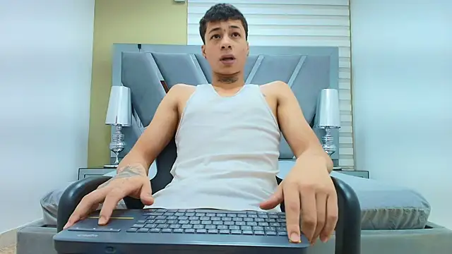 Snapshot of HENRY_GREEN2 chatting on 04/20/26, 07:26 HENRY GREEN2 online show from 04/20/26, 07:26