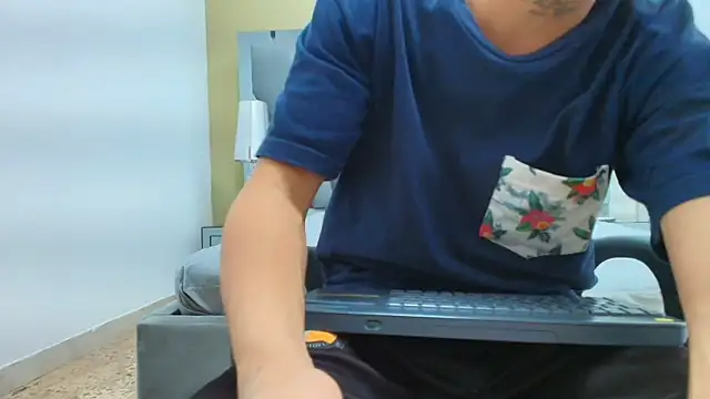 Snapshot of HENRY_GREEN2 chatting on 04/21/26, 07:17 HENRY GREEN2 online show from 04/21/26, 07:17