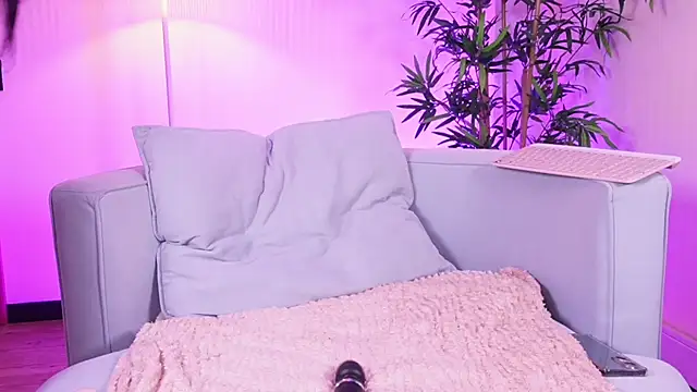 Snapshot of Zooe8 chatting on 04/04/26, 01:19 Zooe8 online show from 04/04/26, 01:19