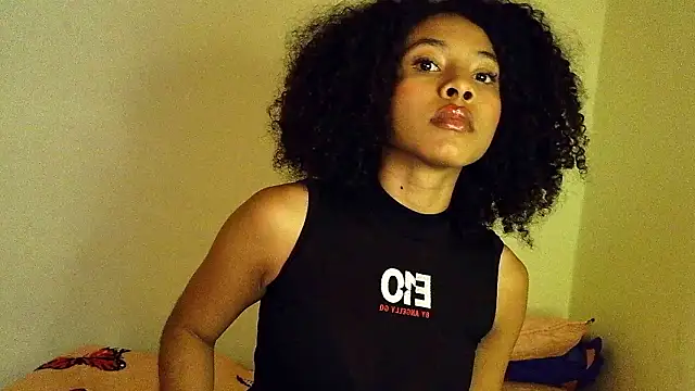 Snapshot of Larita_curly chatting on 03/27/26, 08:30 Larita curly online show from 03/27/26, 08:30