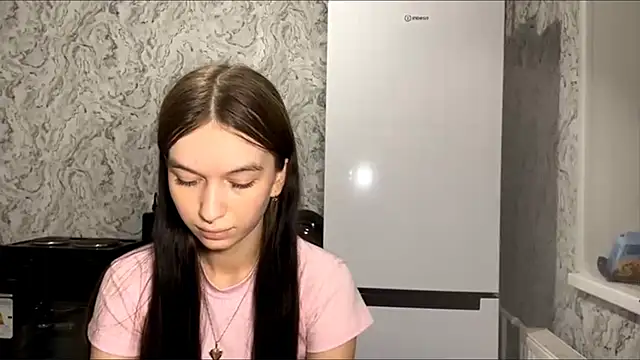 Snapshot of LaraDraggoo chatting on 04/18/26, 08:31 LaraDraggoo online show from 04/18/26, 08:31