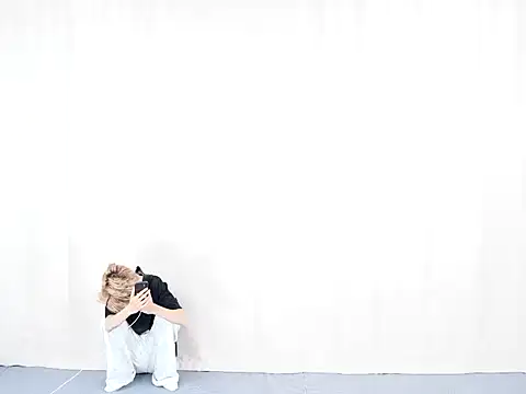 Snapshot of Vae-002 chatting on 04/18/26, 10:52 Vae-002 online show from 04/18/26, 10:52