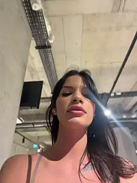 Snapshot of RaniaSnow chatting on 04/21/26, 05:28 RaniaSnow online show from 04/21/26, 05:28