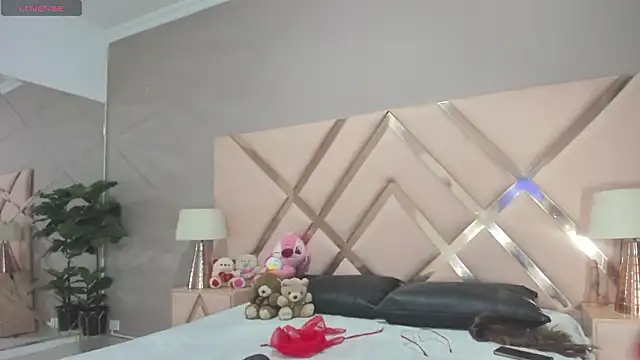 Snapshot of ZairaRogue chatting on 03/16/26, 12:09 ZairaRogue online show from 03/16/26, 12:09