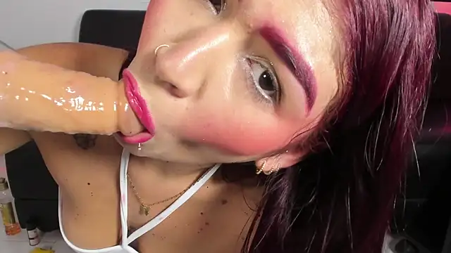 Snapshot of ZairaRogue chatting on 04/12/26, 12:43 ZairaRogue online show from 04/12/26, 12:43