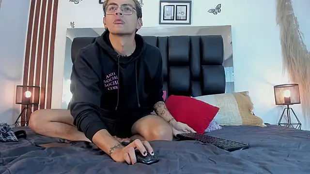 Snapshot of dalhia_and_hades chatting on 03/21/26, 12:43 dalhia and hades online show from 03/21/26, 12:43