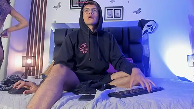 Snapshot of dalhia_and_hades chatting on 03/31/26, 01:00 dalhia and hades online show from 03/31/26, 01:00