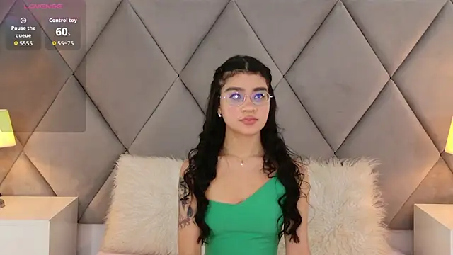 Snapshot of OliviaDiaz chatting on 04/21/26, 08:01 OliviaDiaz online show from 04/21/26, 08:01