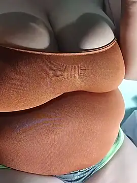 Snapshot of latina_bigtitss chatting on 03/30/26, 04:35 latina bigtitss online show from 03/30/26, 04:35